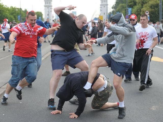 УЄФА засудив бійку поляків та росіян у Варшаві