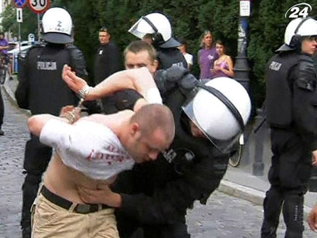 Польський уряд жорстко критикує бійки у Варшаві Польський уряд жорстко критикує бійки у Варшаві