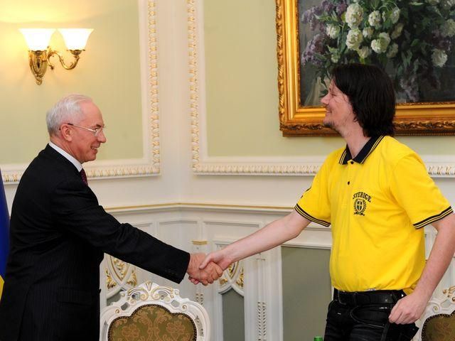 Азаров выпил пива со шведским фаном Азаров выпил пива со шведским фаном