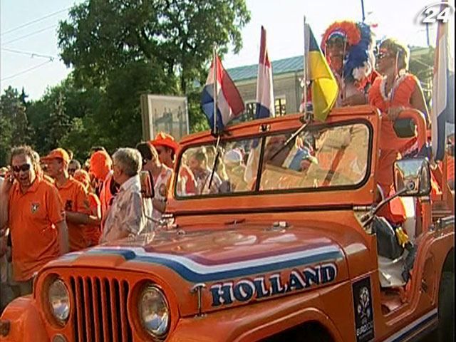 Фаны сборной Голландии в Харькове устроили марш