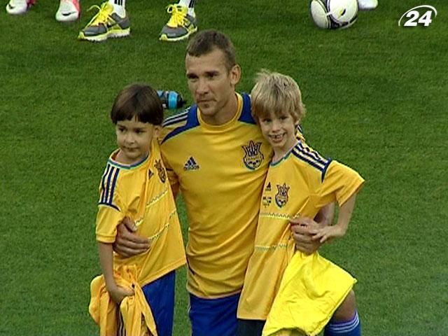 Національна футбольна збірна провела чергове відкрите тренування у Києві Національна футбольна збірна провела чергове відкрите тренування у Києві