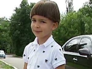 Шевченко вручил футболку шестилетнем болельщику Тимуру Шевченко вручил футболку шестилетнем болельщику Тимуру