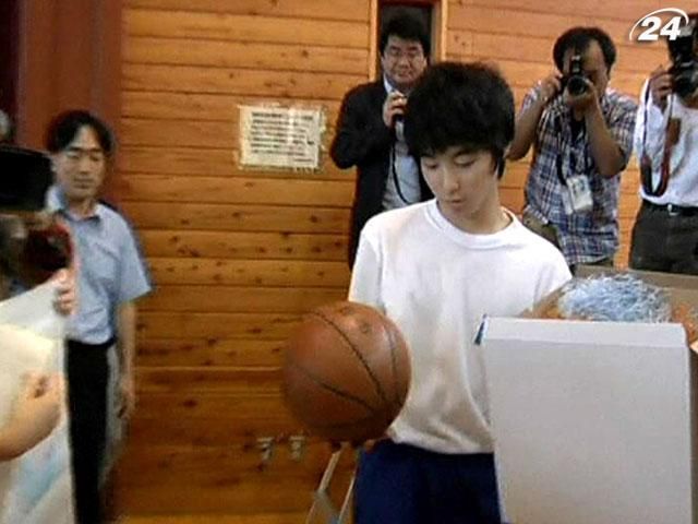 Мяч, который переплыл из Японии в США, вернулся к хозяевам Мяч, который переплыл из Японии в США, вернулся к хозяевам