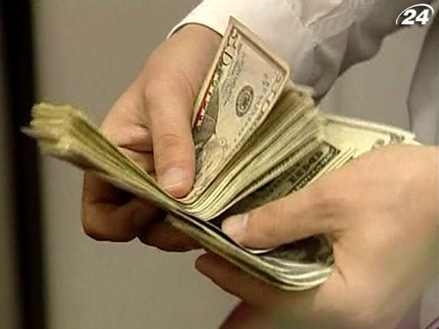 Українці знову скуповують валюту