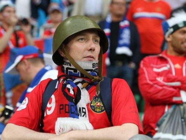 Российских фанатов, задержанных в Варшаве, уже отпустили Российских фанатов, задержанных в Варшаве, уже отпустили