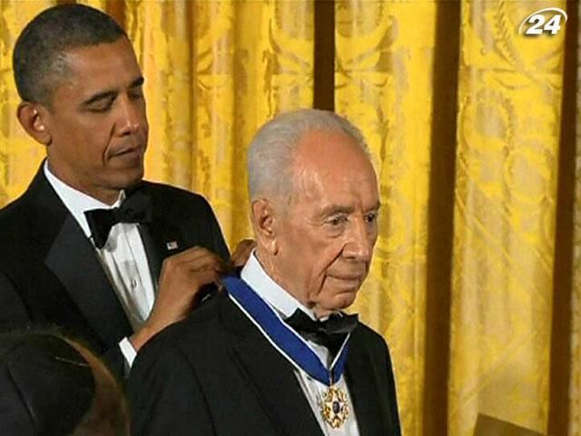 Обама нагородив Переса Медаллю свободи