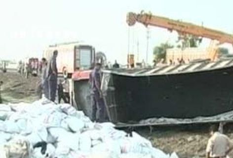 В Индии перевернулся грузовик, погибли 24 человека В Индии перевернулся грузовик, погибли 24 человека