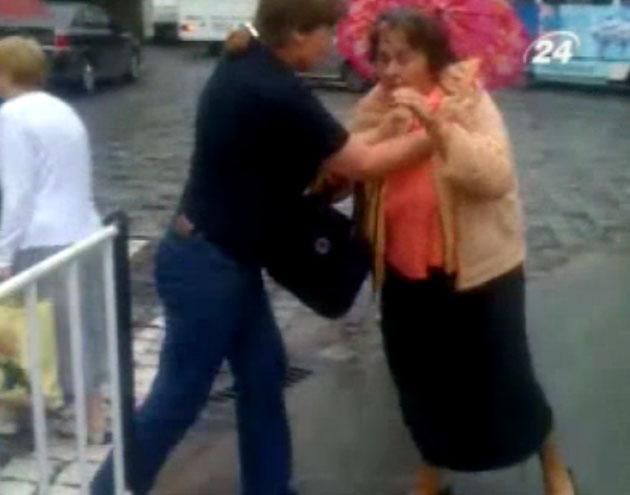 Во Львове водитель трамвая вышвырнула пассажирку (ВИДЕО) Во Львове водитель трамвая вышвырнула пассажирку (ВИДЕО)