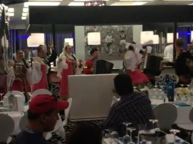 Vip-гостей ЕВРО развлекали русскими народными песнями Vip-гостей ЕВРО развлекали русскими народными песнями