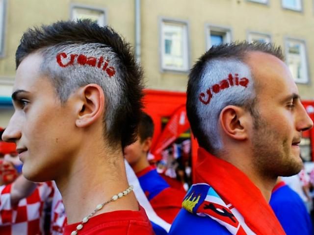 Хорватские фаны сожгли флаг ЕС и требуют отпустить военного преступника Хорватские фаны сожгли флаг ЕС и требуют отпустить военного преступника