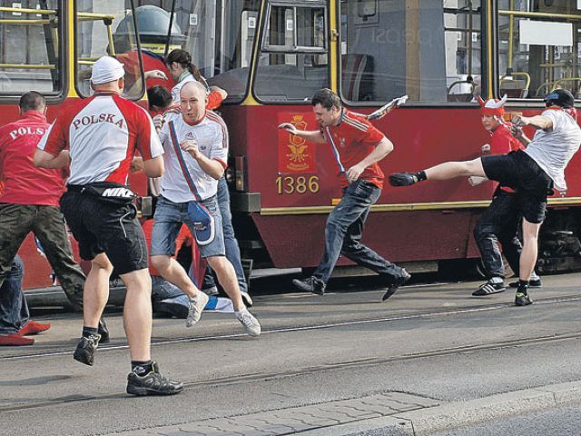 Польські фанати напали на вболівальників збірної Хорватії в Познані Польські фанати напали на вболівальників збірної Хорватії в Познані