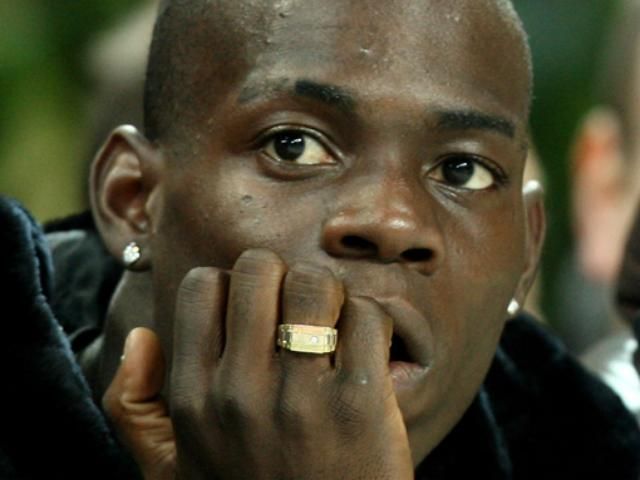 Хорватські фани під час матчу закидали бананами італійського нападника Хорватські фани під час матчу закидали бананами італійського нападника