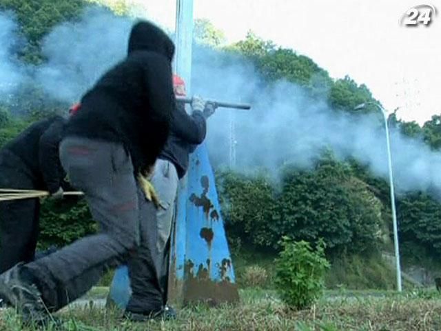 Іспанські шахтарі використовують петарди проти поліції Іспанські шахтарі використовують петарди проти поліції