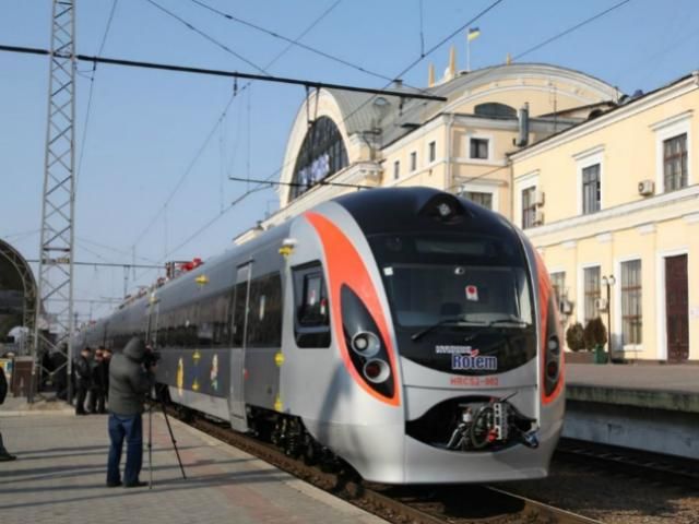 Потяг Hyundai затримався на дві години через дерево Потяг Hyundai затримався на дві години через дерево