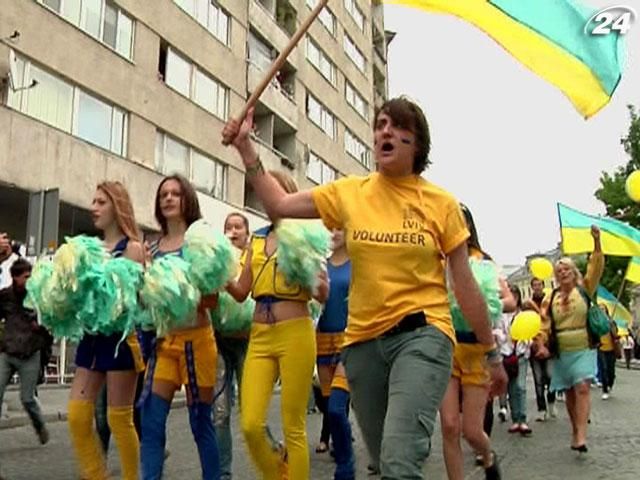 Торжественным шествием во Львове поддержали украинских футболистов Торжественным шествием во Львове поддержали украинских футболистов