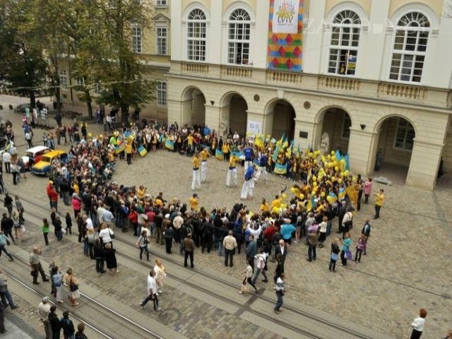 Во Львове состоялся марш в поддержку сборной Украины (ФОТО)