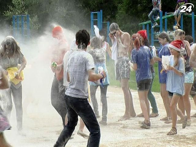 У Вінниці провели флеш-моб проти агресії фанів з мукою та крохмалем У Вінниці провели флеш-моб проти агресії фанів з мукою та крохмалем