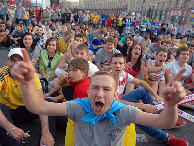 В киевской фан-зоне двое болельщиков "танцевали" на столбе В киевской фан-зоне двое болельщиков "танцевали" на столбе