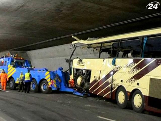 Слідчі: Водій, імовірно, спричинив аварію автобуса з дітьми Слідчі: Водій, імовірно, спричинив аварію автобуса з дітьми