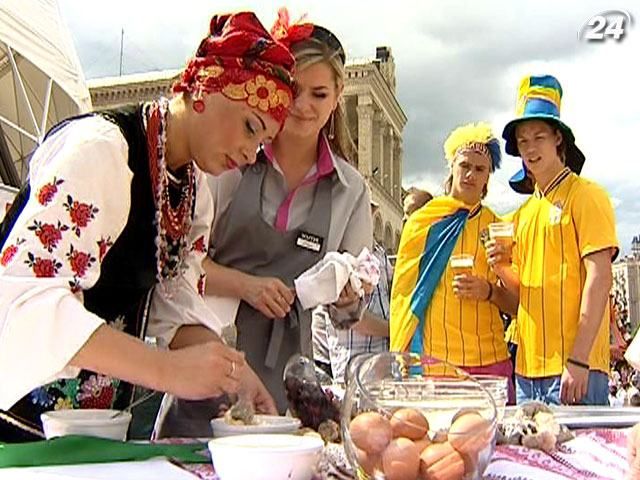 В фан-зоне Киева иностранцев учили лепить вареники В фан-зоне Киева иностранцев учили лепить вареники