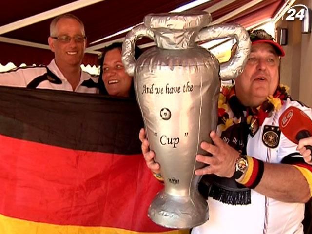 Немецкие болельщики во Львове поют о победе своей команды