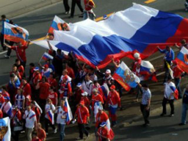 В Варшаве российские фанаты ходили с накладными усами и пейсами В Варшаве российские фанаты ходили с накладными усами и пейсами