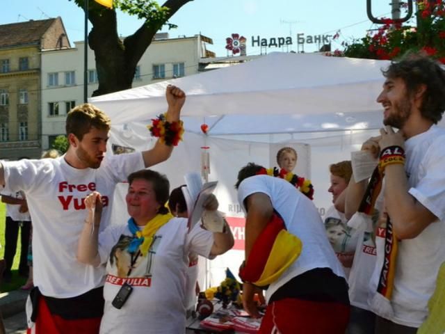 У Львові перед матчем фани вкотре одягли футболки з написами "Free Yulia" У Львові перед матчем фани вкотре одягли футболки з написами "Free Yulia"