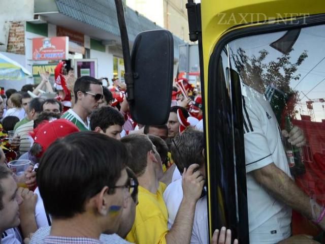 У Львові бракувало автобусів, аби довезти величезну кількість фанів на стадіон У Львові бракувало автобусів, аби довезти величезну кількість фанів на стадіон