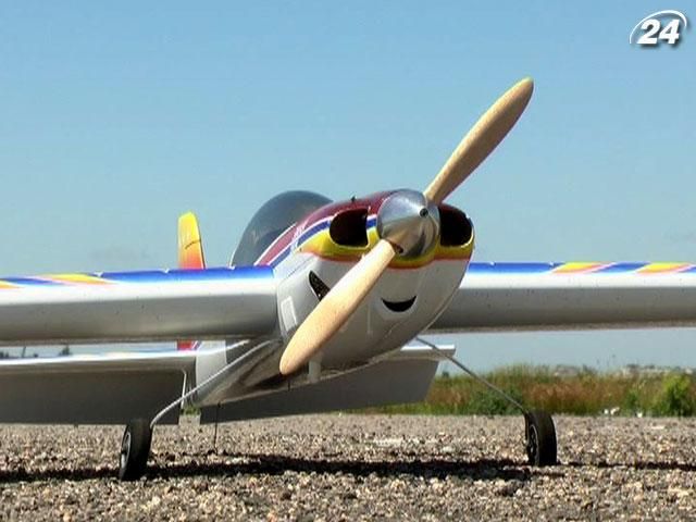 У Вінниці аси авіамоделювання змагались у фігурах вищого пілотажу У Вінниці аси авіамоделювання змагались у фігурах вищого пілотажу