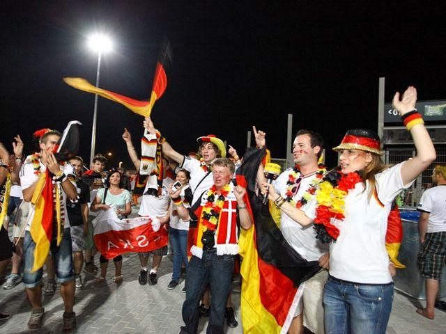 Немецкие фанаты праздновали победу до утра