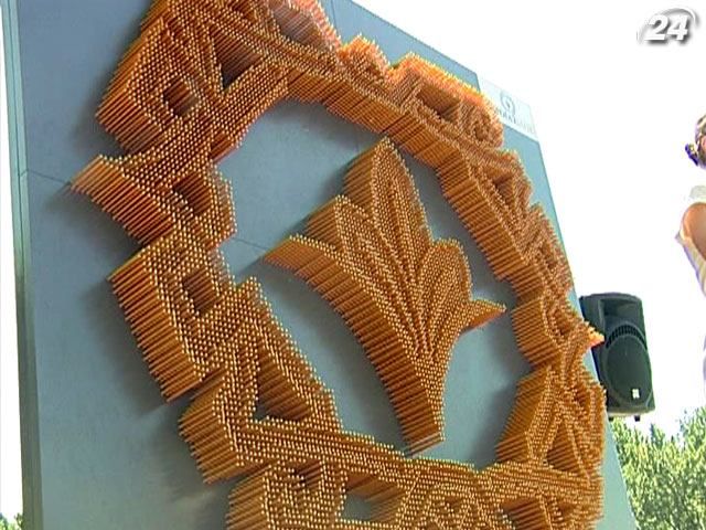 У Києві встановили рекордну скульптуру лілії з 8 тисяч олівців У Києві встановили рекордну скульптуру лілії з 8 тисяч олівців