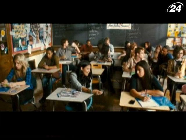 "Лето. Одноклассники...": девочка-подросток собирается на летние каникулы в Париж "Лето. Одноклассники...": девочка-подросток собирается на летние каникулы в Париж