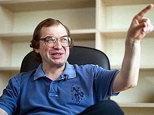 Кияни несуть гроші у МММ-2012 Кияни несуть гроші у МММ-2012