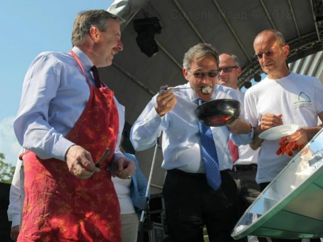 Европослы жарили яичницу и сосиски в центре Киева Европослы жарили яичницу и сосиски в центре Киева