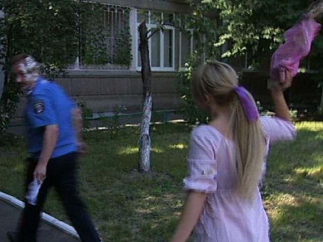 FEMEN отомстили представителю МВД за инцидент в Донецке FEMEN отомстили представителю МВД за инцидент в Донецке