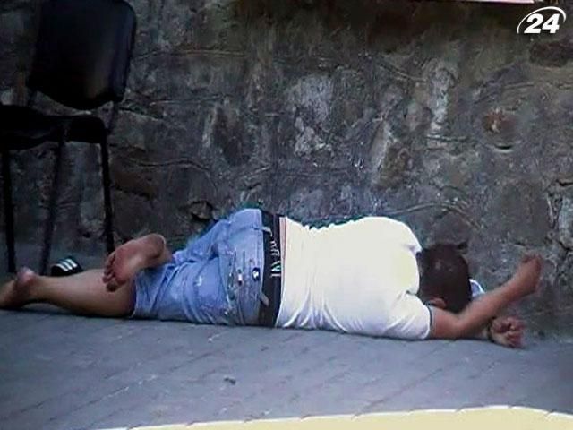 У Криму п’яний курортник мало не заснув за кермом авто