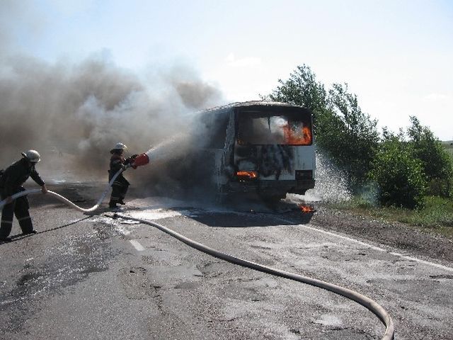 Под Киевом загорелся автобус с пассажирами