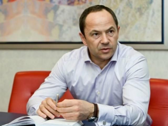 Тигипко вывесил на своем окне украинский флаг (ФОТО) Тигипко вывесил на своем окне украинский флаг (ФОТО)