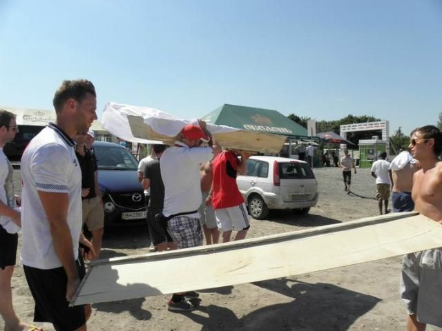 Англійські фани пронесуть Донецьком труну, а їхня правозахисниця вибачається за ролик ВВС Англійські фани пронесуть Донецьком труну, а їхня правозахисниця вибачається за ролик ВВС