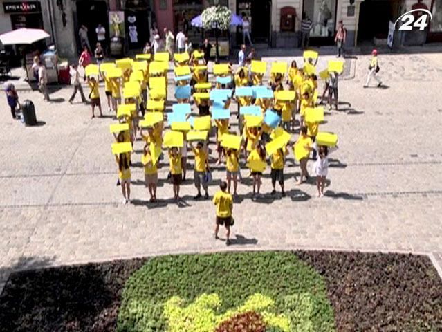 Волонтери створили велетенську футболку національної збірної Волонтери створили велетенську футболку національної збірної