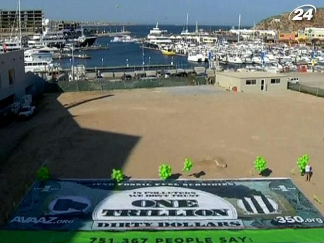 Екологи розгорнули макет купюри в один трильйон доларів Екологи розгорнули макет купюри в один трильйон доларів