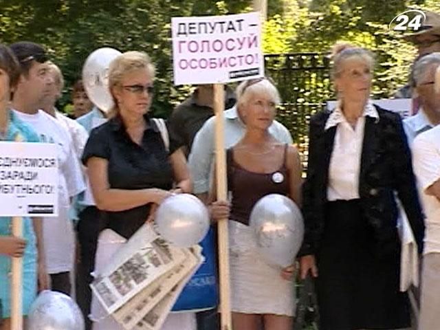 В Киеве аполитичные активисты выступили против "языкового" закона В Киеве аполитичные активисты выступили против "языкового" закона