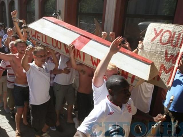 Английские фанаты ходили по Донецку с гробом на руках Английские фанаты ходили по Донецку с гробом на руках