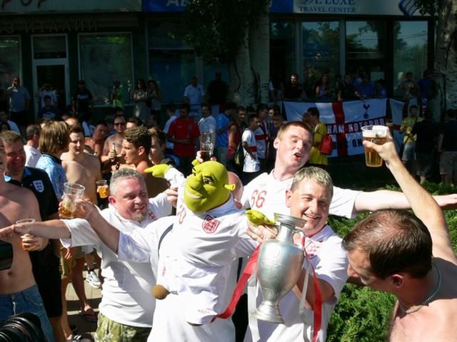 Донецьк в очікуванні матчу Україна-Англія (Фото) Донецьк в очікуванні матчу Україна-Англія (Фото)