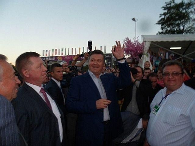 Ради Януковича в фан-зоне организовали тишину Ради Януковича в фан-зоне организовали тишину