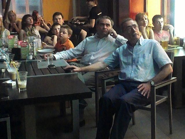 Посол Греции болеет за Украину в обычной пиццерии Посол Греции болеет за Украину в обычной пиццерии