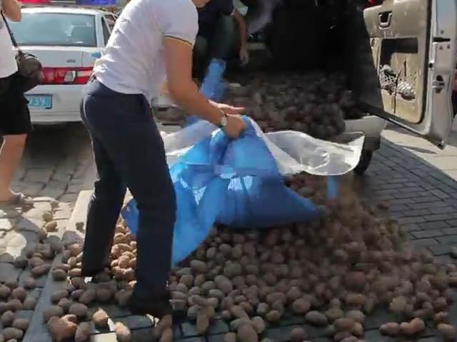 Ляшко забросал Верховную Раду "картошкой с дустом" Ляшко забросал Верховную Раду "картошкой с дустом"