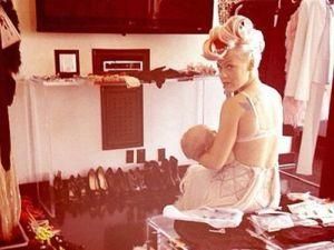 Однорічна дитина Пінк грає на піаніно Однорічна дитина Пінк грає на піаніно