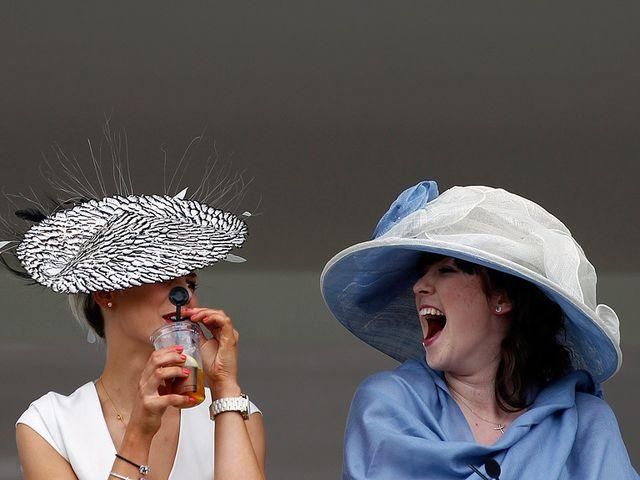 У Великобританії на скачках жінки хизувались капелюхами