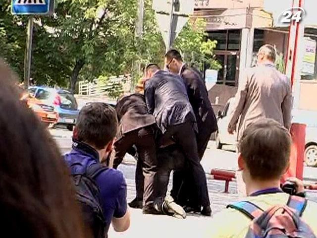 В Донецке журналиста скрутили и надели наручники